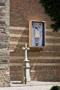 An der alten Kirche in Stommeln, Foto Werner J. Hannappel